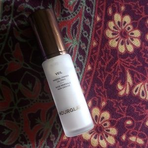Hourglass mineral veil primer